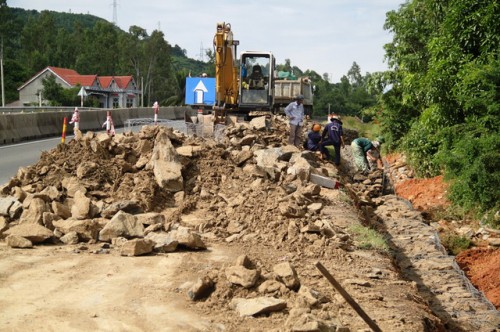 Quốc lộ 1 xuất hiện nhiều ổ gà sau lũ