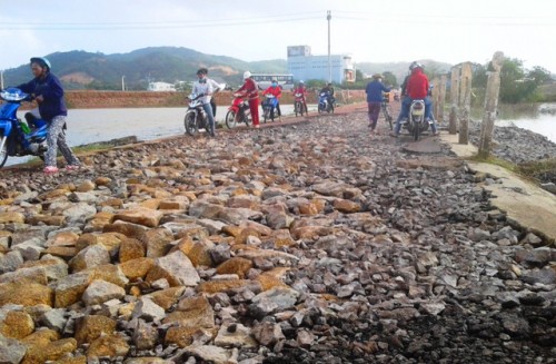 Bình Định:  Lũ rút, “lộ” nhiều tuyến đường hư hỏng nghiêm trọng