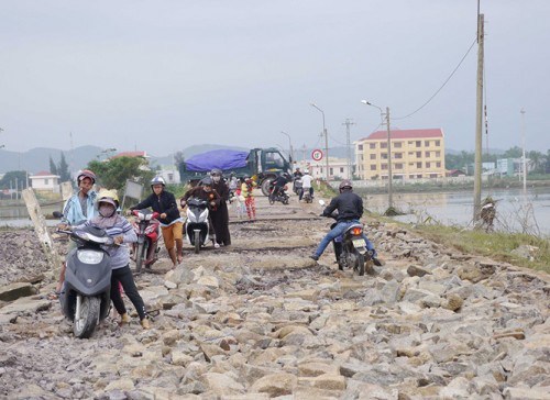 Đường giao thông hư hỏng nặng sau mưa lũ